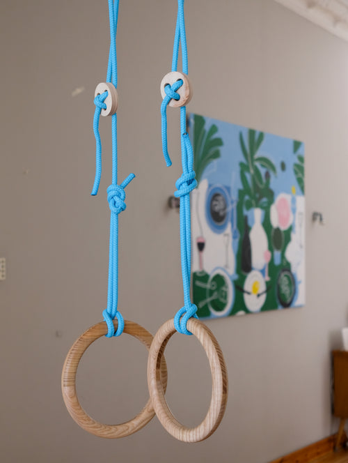 Turnringe Ravi in Baby Blue – Kinder-Turnringe aus Eschenholz